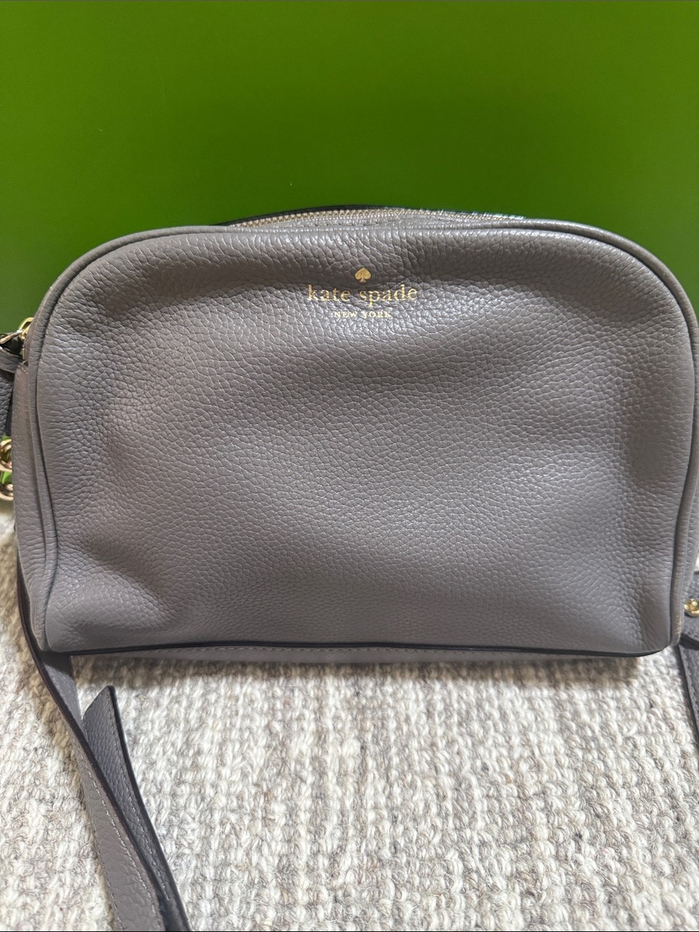 kate spade pebbled leather crossbody bag in gray with gold logo